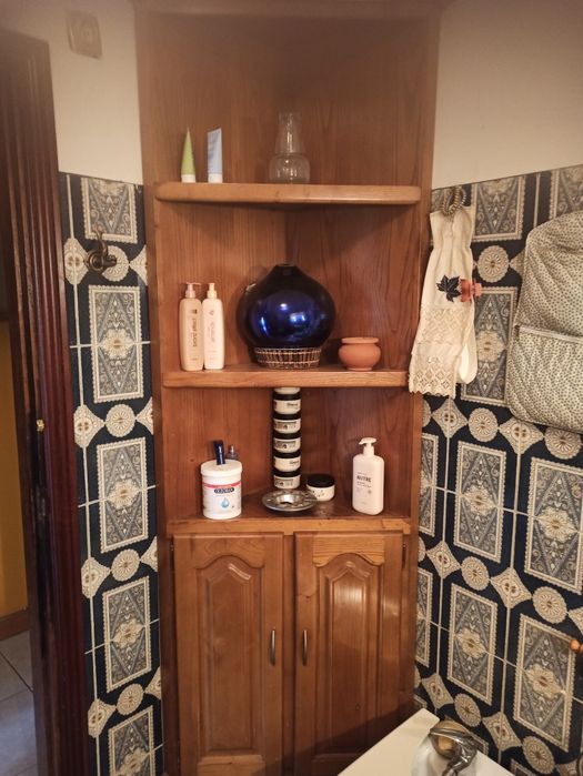 Móvel de canto em madeira de castanho