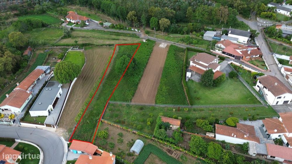 Terreno plano para venda em zona de construção