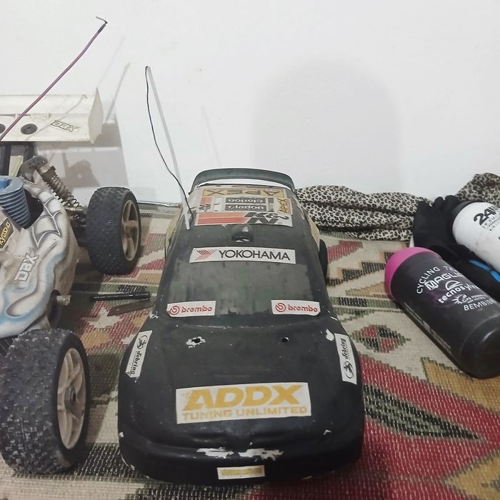 2 carrros a gasolina troco por rc 1/10 ou 1/24 e 1/18
