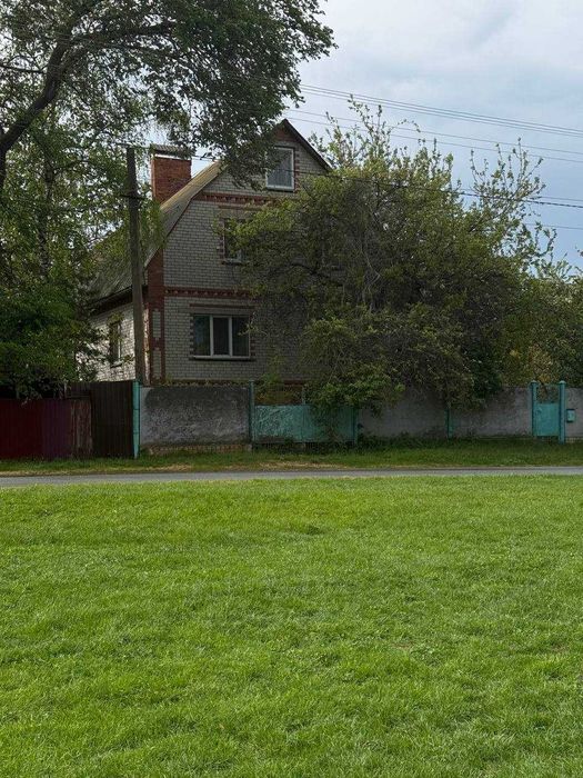 Продаж цегляного просторого будинку для великої сім’ї біля озера!