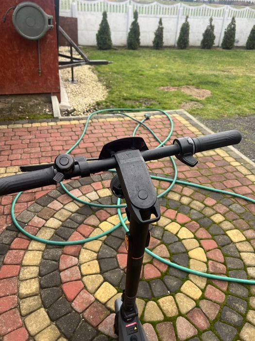 Hulajnoga elektryczna.