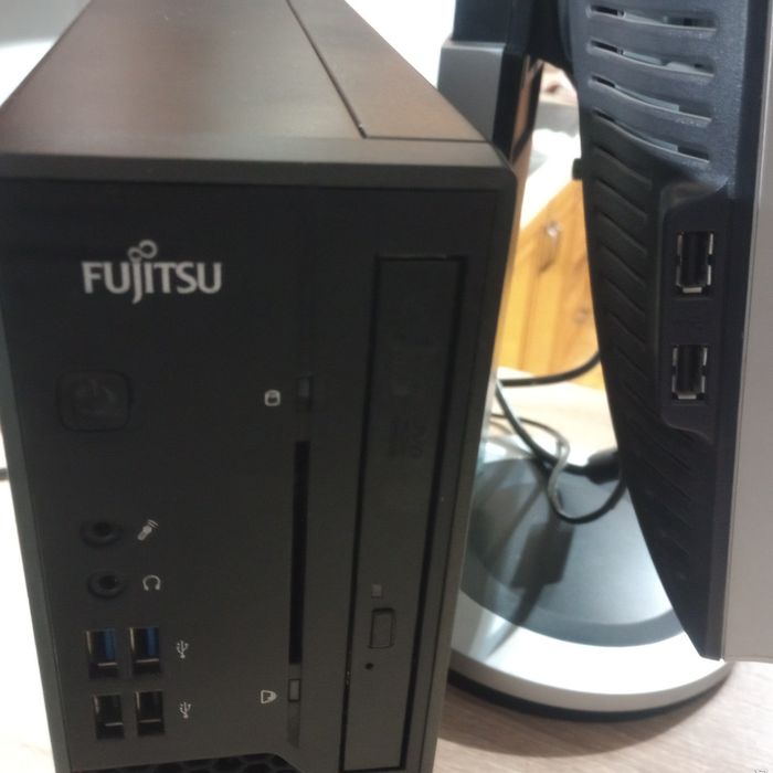 Komputer stacjonarny (Fujitsu) +monitor