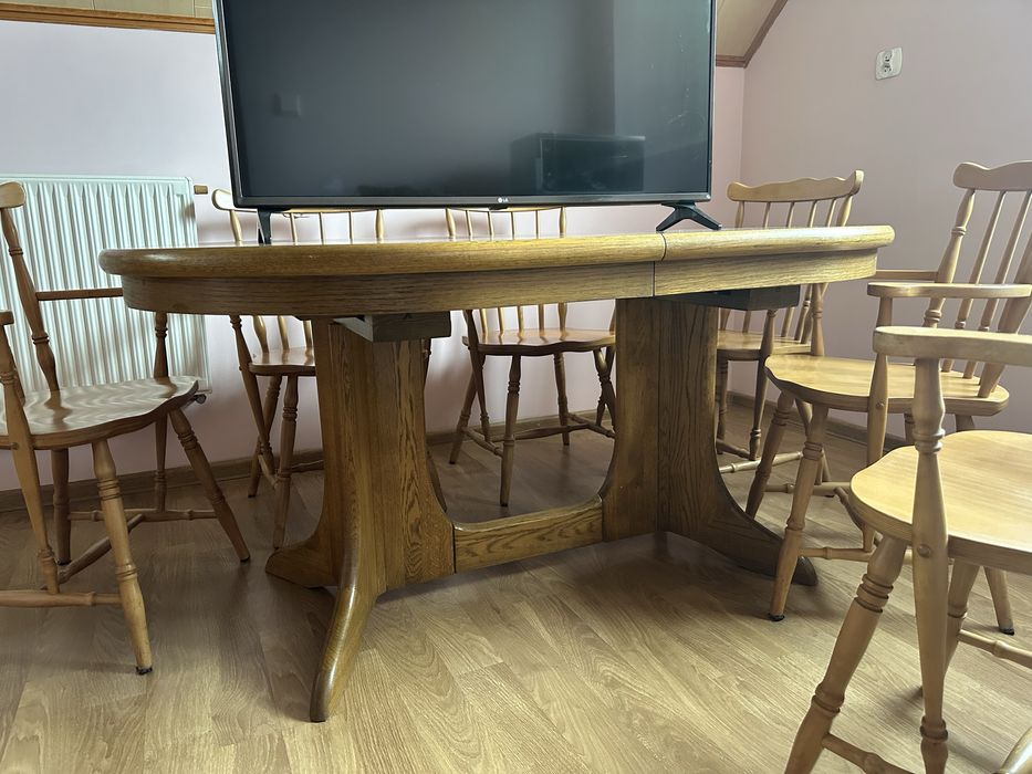 Stół drewniany i krzesła