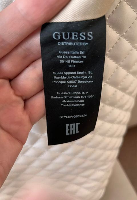 Pikowana torebka Guess