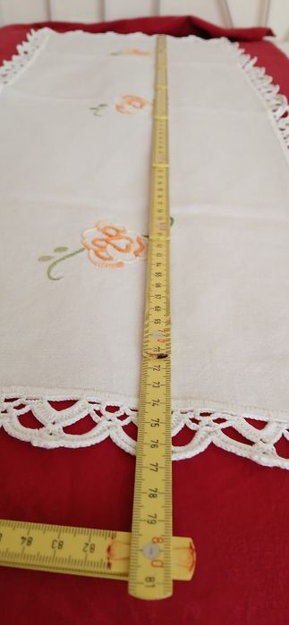 Naperon bordado e debruado a crochet