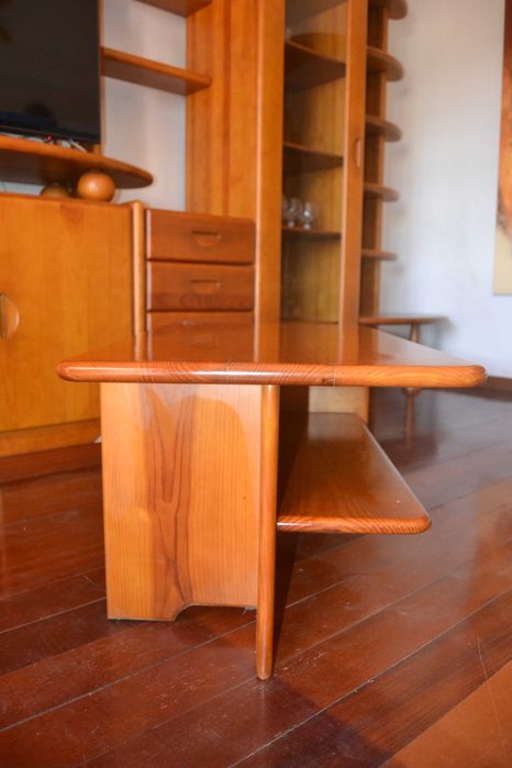 Móvel de sala e mesa de centro em madeira