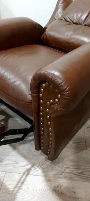 Poltrona relax em pele castanha