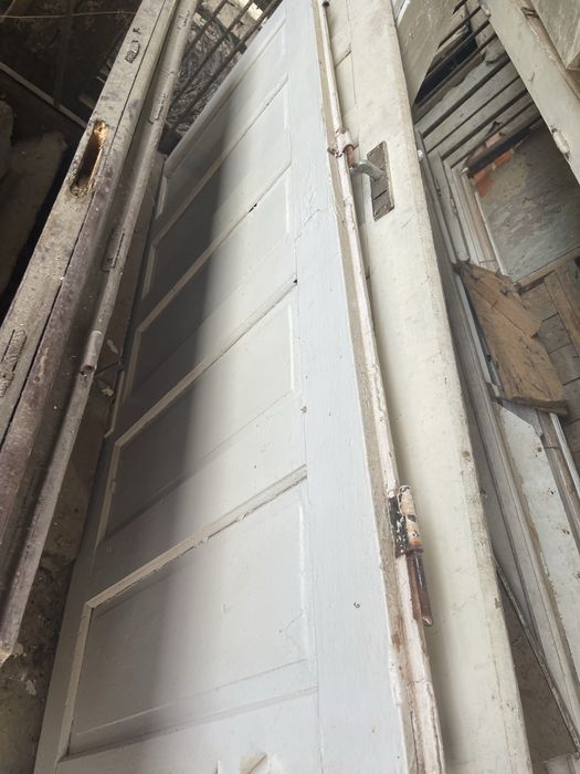 Двері глухі і одні двійні на застройку