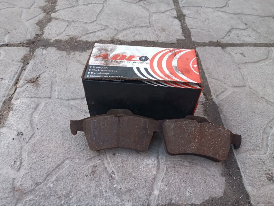 тормозит колодки