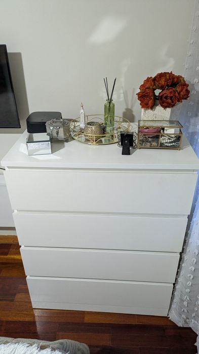 Móvel com 4 gavetas