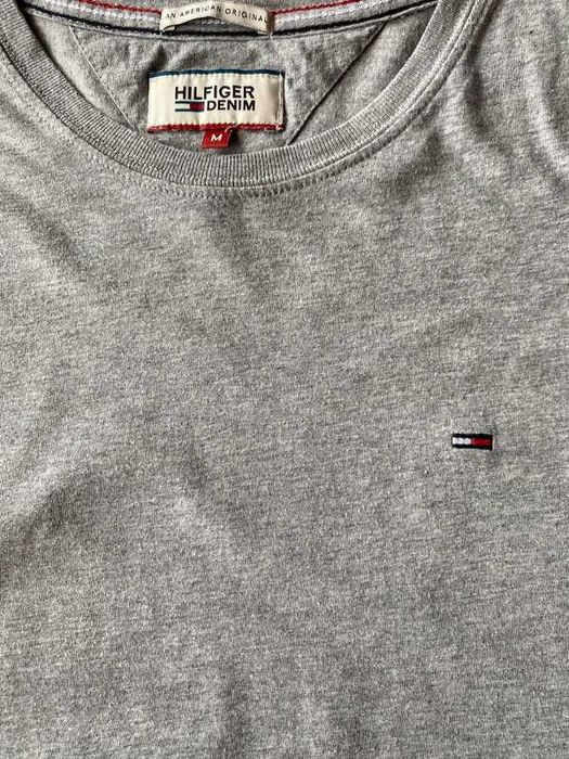 T-shirt Tommy Hilfiger cinzenta básica (M)