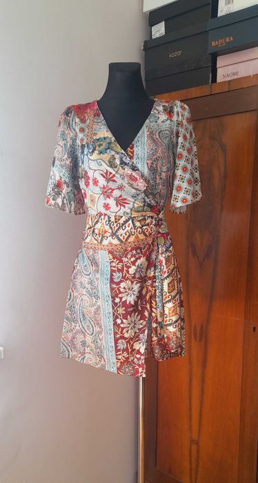 Satynowa sukienka w etniczny wzór, Zara.