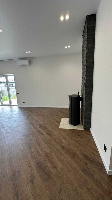 Будинок з сучасним ремонтом, каміном і ділянкою 4 сотки