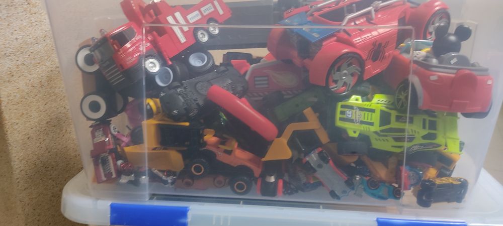 Caixa de carros hotwheels e outros