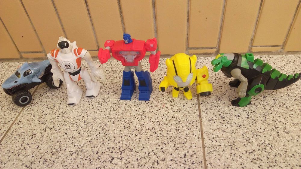 Bonecos e figuras de várias coleções