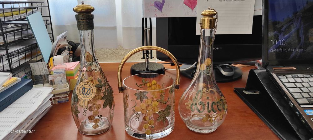 Balde gelo em vidro e 2 garrafas decoradas á mão.