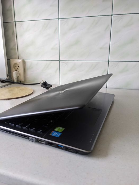 Продам Asus r510c ( на запчастини або відновлення )