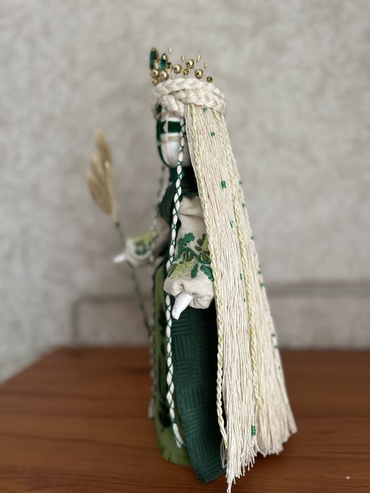 Лялька-мотанка ручної роботи в зеленому кольорі