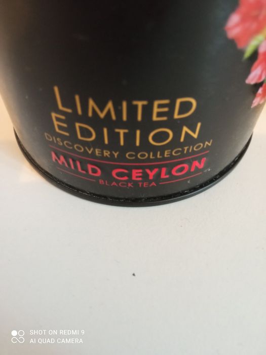 Металлические банки из под чая и печенья.