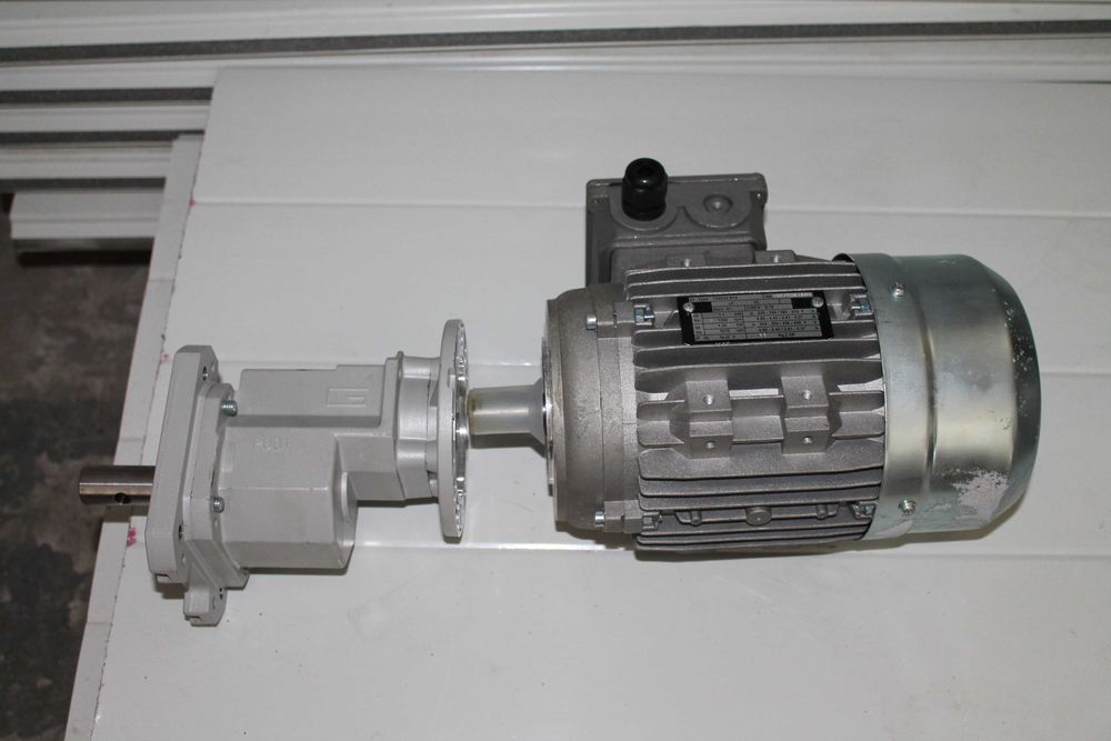 Napęd paszociągu spiralnego, moc silnika 1,1 kW . PROMOCJA