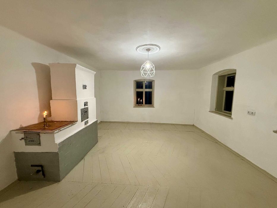 Історичний цегляний будинок біля Олеського замку (Львівська область)