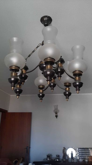 Candeeiros de teto e mesinha de cabeceira
