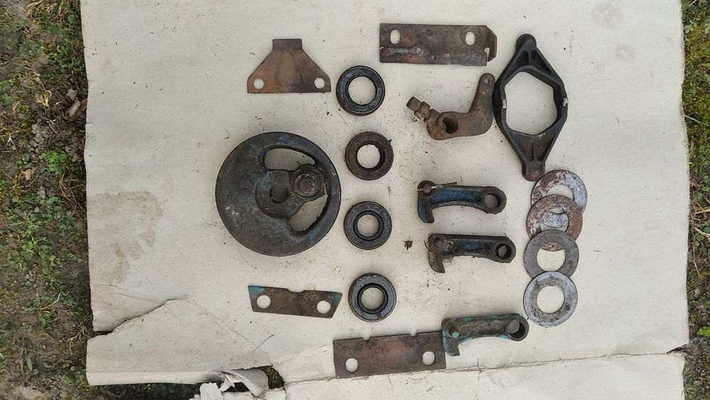 Запчастини кіної косарки.