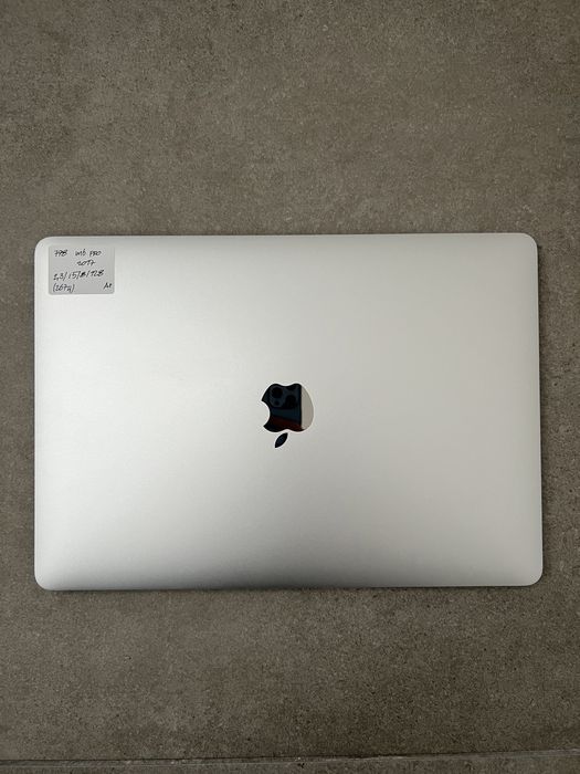 330$ MacBook Pro 13" 2017 MPXR2 2,3GHz / i5 / 8 GB / 128gb SSD