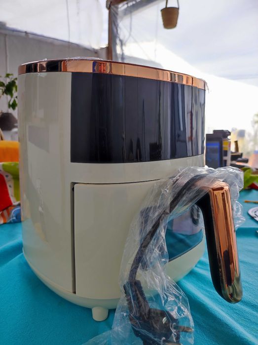 Fritadeira a ar quente , não necessita de oleo.