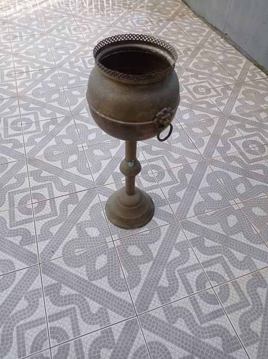Vendo jarro floreira em latão