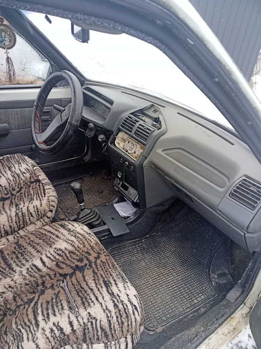 Пежо 205 легковий автомобіль