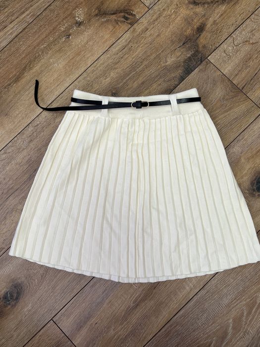 Костюм трендового кольору, спідниця та светр, трендовий костюм, теплий