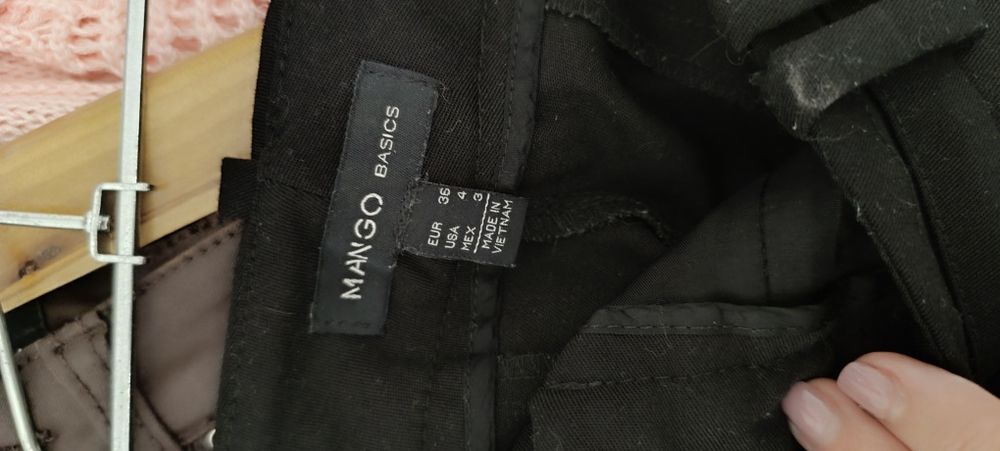 Calças pretas tamanho 36 marca Mango. Usadas.