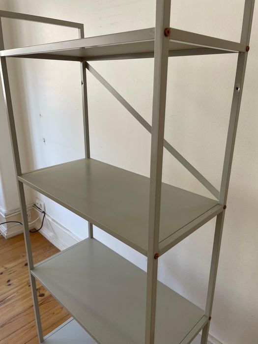 Estante de metal do Ikea