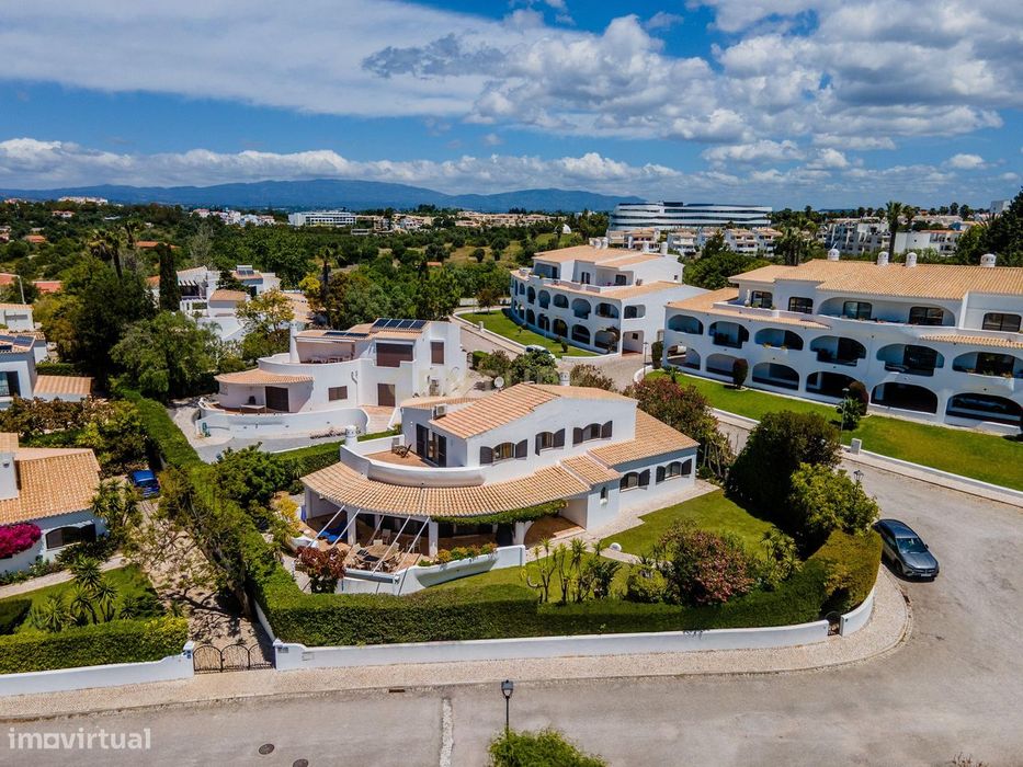 Moradia com Vista Mar e Piscina em Alvor, a curta distância da praia e
