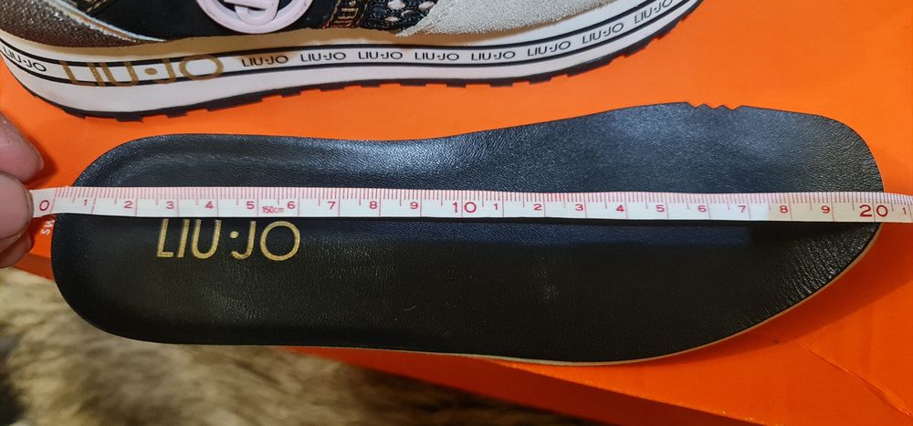 Продам  кроссовки liu-jo  (made in  Italy)