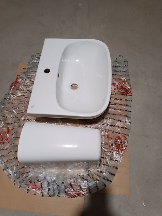 Nowa umywalka Ideal Standard plus kielich.