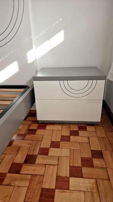 Vendo duas mesinhas de cabeceira e uma cómoda semi-novo