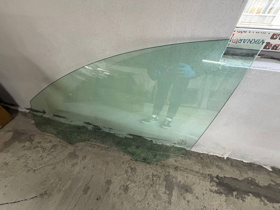 Скло лівих дверей tesla model Y