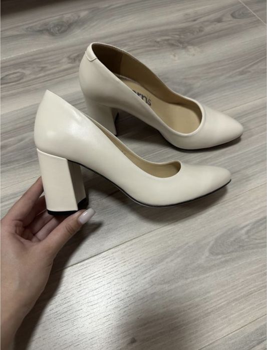 Туфельки бежеві нові