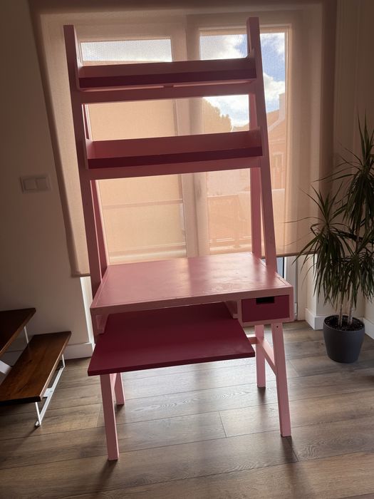 Secretária cor de rosa com prateleiras