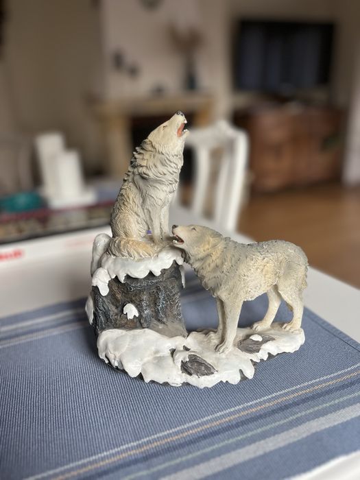 Figurka Wilki na skale