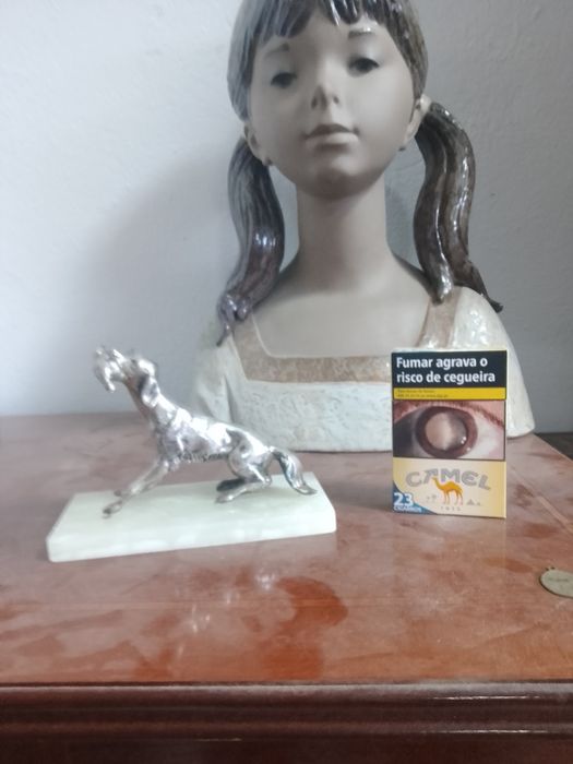 escultura de cachorro prateado