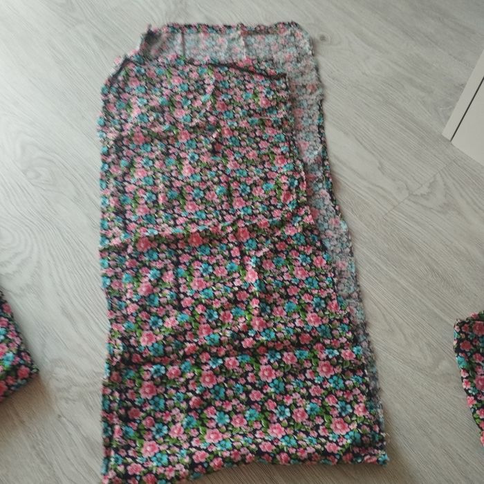 Trzy kawałki materiału w kwiaty