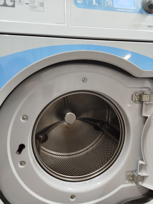 Професійна пральна машина Electrolux W4105H.