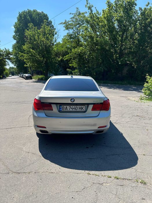 BMW 740i 2010 рік