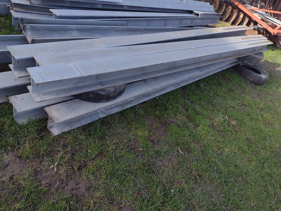 Słupy stalowe wiaty