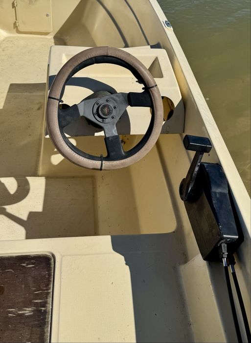 Barco 4 m com motor Tohatsu 25cv c/ docs e ATRELADO INCLUIDO
