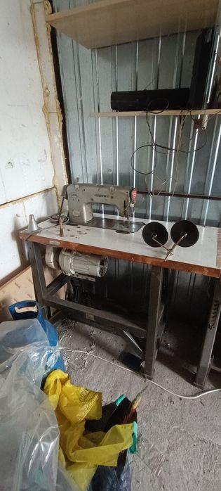 Maszyna do szycia i owerlok