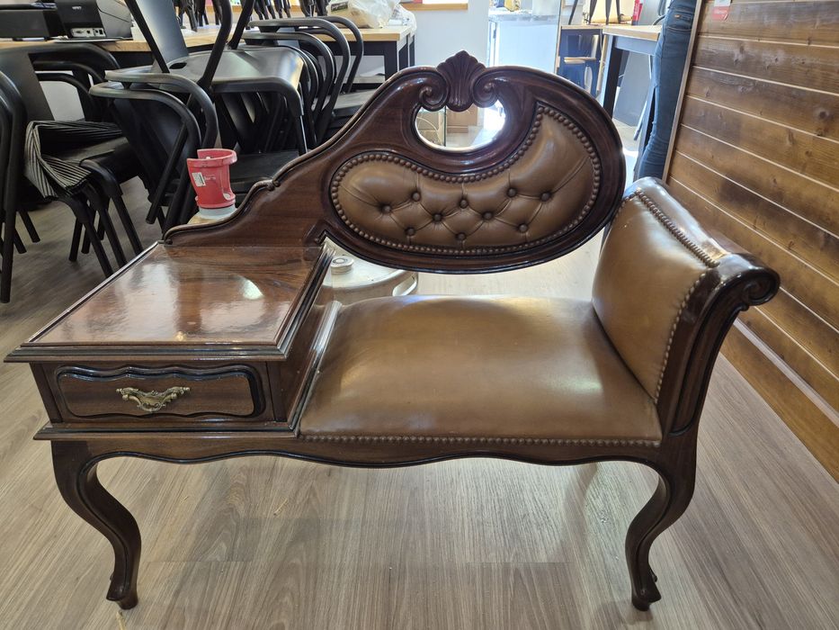 Sofá em ótimo estado de madeira